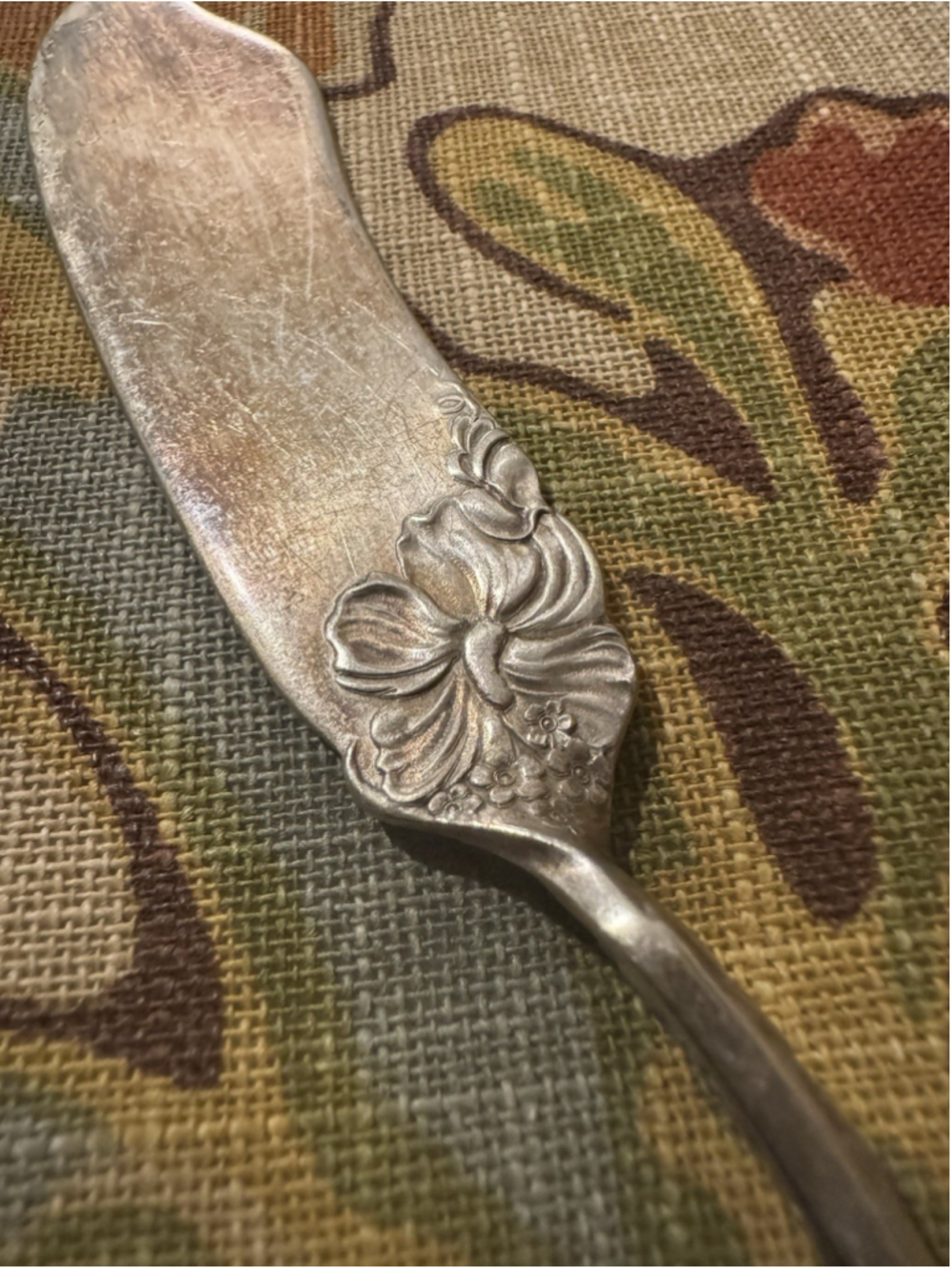 Antique 1835 R Wallace HIBISCUS Silverplate Master Butter Knife P - Picture 3 of 5